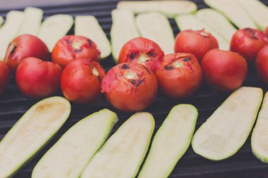 Metal ızgarada kızartılmış sebzeli vejetaryen barbeküsü. Diyet bbq. Kabak ve domatesler piknikte yakınlaşır.