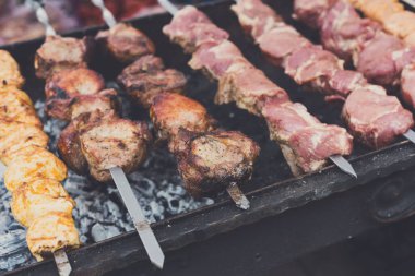 Üzerinde metal şiş ızgara ham kebap. Barbeküde kavurma et. Barbekü taze sığır eti ve tavuk dilimleri kesmek.