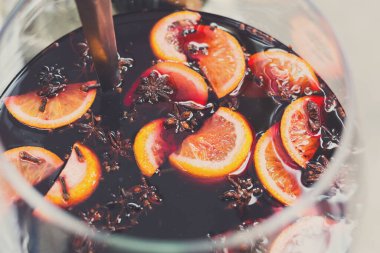 Ülke fuarında satılık sıcak alkol, mulled şarap yapma. Büyük metal stok tencerede narenciye ve karanfil ile kırmızı şarap Glintwine, çorba kepçe ile karışık. Closeup