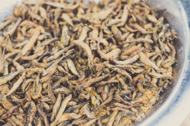 Ançüez balığı, mangalda, metal tencerede kızartılmış. Açık havada deniz ürünleri, piknik, parti. Sokak yemeği, büyük tepside götür. Limonlu kızarmış ızgara balık.