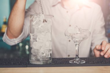 Buz cam içki closeup için karıştırma Bar profesyonel barmen