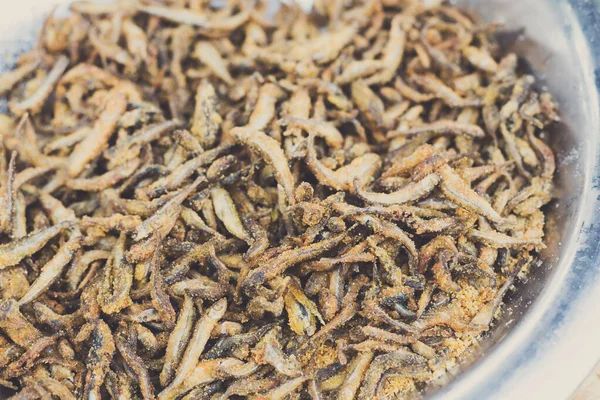 Ançüez balığı, mangalda, metal tencerede kızartılmış. Açık havada deniz ürünleri, piknik, parti. Sokak yemeği, büyük tepside götür. Limonlu kızarmış ızgara balık.