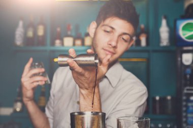 Tanınmayan barmen iç dökme şurubu yapımı kokteyl shaker içine bar. Hizmet Sektörü Meslekleri.