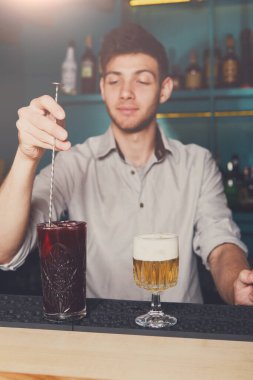 Profesyonel barmen iç bar kırmızı dut alkol kokteyl buzla karıştırın. Hizmet Sektörü Meslekleri.