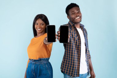 Neşeli siyah bir çift mavi bir stüdyo duvarına karşı duruyor, ellerinde iki tane boş akıllı telefon var. İzleyicileri yeni bir uygulamayı kontrol etmeye teşvik ederek, olumlu ve dostane bir atmosfer yaratıyorlar..