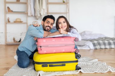 Bir çift evdeki lüks halıda otururken birlikte vakit geçiriyorlar. Canlı bagajlarının yanındalar. Yaklaşan yolculukları için hazırlar. Keşif ve eğlence dolu..