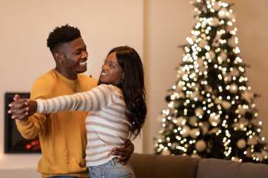 Neşeli siyah bir çift sıcak oturma odalarında dans ediyor, Noel 'i ışıldayan bir Noel ağacının yanında kutluyorlar. Mutluluk ve aşkla dolular, birlikte anın tadını çıkarıyorlar..