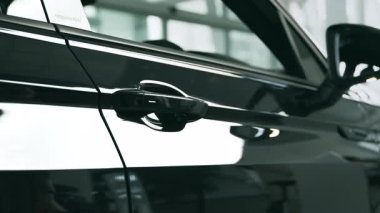 Otomobil kuaföründe çeşitli araba seçenekleri, satın alma, kiralama veya kiralama kararlarını kolaylaştırıyor. Gösterişli tasarım modern otomotiv eğilimleri ve özelliklerini sergiliyor.