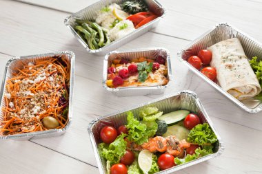 Sağlıklı gıda arka plan. Almak uzakta folyo kutularındaki doğal organik yaratıcı yemekler. Fitness beslenme, et, renkli sebze salata ve meyve. Üstten Görünüm, düz yatıyordu.