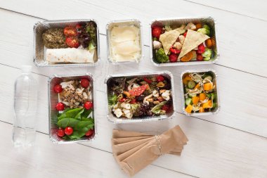 Sağlıklı gıda arka plan. Almak uzakta folyo kutularındaki doğal organik yaratıcı yemekler. Fitness beslenme, et, renkli sebze salata ve meyve. Üstten Görünüm, düz yatıyordu.