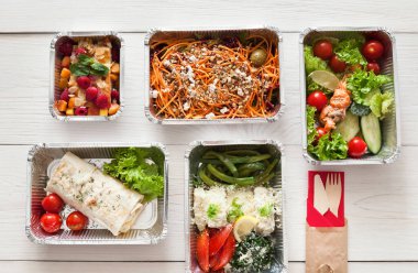 Sağlıklı gıda arka plan. Almak uzakta folyo kutularındaki doğal organik yaratıcı yemekler. Fitness beslenme, balık, renkli sebze salata ve meyve. Üstten Görünüm, düz yatıyordu.