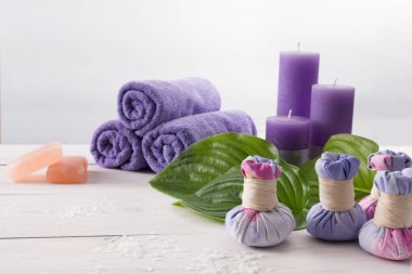 Spa tedavisi ve aromaterapi kavramı arka plan. Sabun, aroması tuz, bitkisel topları Hint spa, mumlar, ayrıntılar ve Sağlık Güzellik Salonu için aksesuarlar için. Beyaz ahşap kopya alanı ile