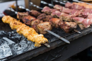 Çiğ kebap, metal şişte ızgara. Tavuk ve et ızgarada kızarıyor..