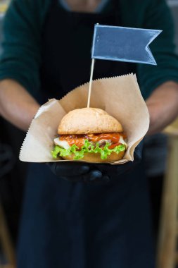 Sokak fast food festivali, açık havada barbeküde pişirilen hamburger. Izgara Amerikan bbq yemekleri, şeflerin el yapımı el yapımı kağıt ve metin etiketleri.