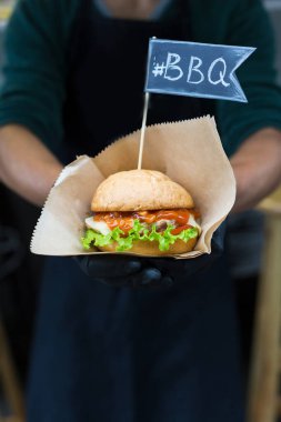 Sokak fast food festivali, açık havada barbeküde pişirilen hamburger. Izgara Amerikan bbq yemekleri, şeflerin el yapımı el yapımı kağıt ve metin etiketleri.