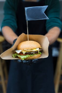 Sokak fast food festivali, açık havada barbeküde pişirilen hamburger. Izgara Amerikan bbq yemekleri, şeflerin el yapımı el yapımı kağıt ve metin etiketleri.