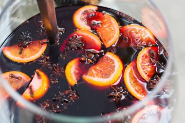 Sıcak alkol yapma, mulled şarap ülke adil satışa. Glintwine düşük narenciye ve karanfil büyük cam, kırmızı şarapla çorba kepçe ile karışık. Portre