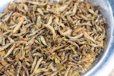 Ançüez balığı, mangalda, metal tencerede kızartılmış. Açık havada deniz ürünleri, piknik, parti..