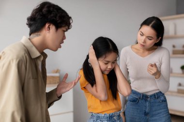 Ebeveynleri ev sorunları hakkında tartışırken genç bir kız kulaklarını kapatıyor. Farklı görüş ve duygular ifade ederken, gerilim odayı dolduruyor..