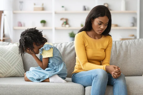 Genç bir anne kanepede üzgün üzgün otururken kızı yüzünü ellerine saklar. Yumuşak renkleri ve dekoruyla şık bir oturma odasında ortam sessiz ve gergin..