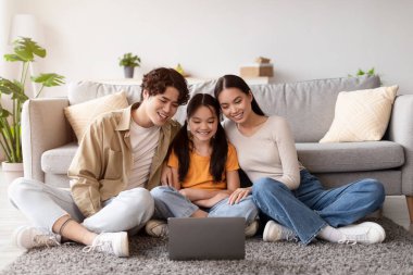 Üç kişilik bir aile, oturma odalarının yumuşak zemininde dizüstü bilgisayarlarında film izlerken mutlu mesut oturuyorlar. Gülümsemeleri ve kahkahaları paylaşıyorlar, birlikte güzel vakit geçiriyorlar..