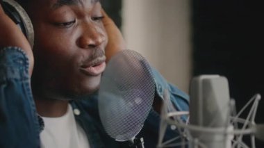 Yetenekli bir şarkıcı Afrikalı Amerikalı adam iyi donanımlı bir stüdyoda kayıt yaparken tutkuyla mikrofonla meşgul oluyor. Parlak ışıklar yaratıcı atmosferi aydınlatır