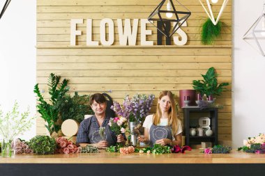 Küçük işletme. Çiçek teslimat. Çiçekçi, sipariş oluşturma yapma buket çiçek dükkanında yükseldi..