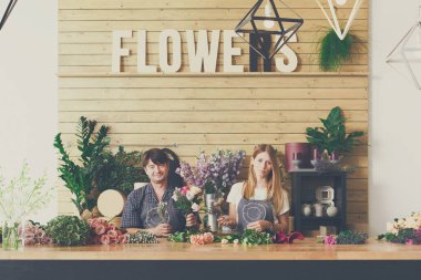 Küçük işletme. Çiçek teslimat. Çiçekçi, sipariş oluşturma yapma buket çiçek dükkanında yükseldi..