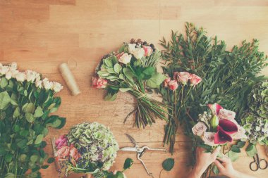 Çiçekler Teslimat üstten görünüm. Sipariş oluşturma, çiçekçide gül buket yapma çiçekçi.