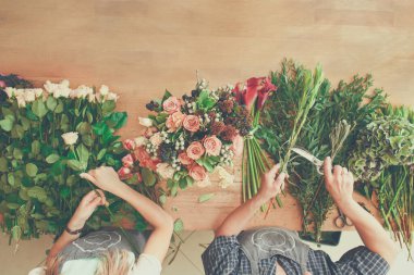 Çiçekler Teslimat Dükkanı üstten görünüm. Çiçekçi, sipariş oluşturma yapma buket gül.