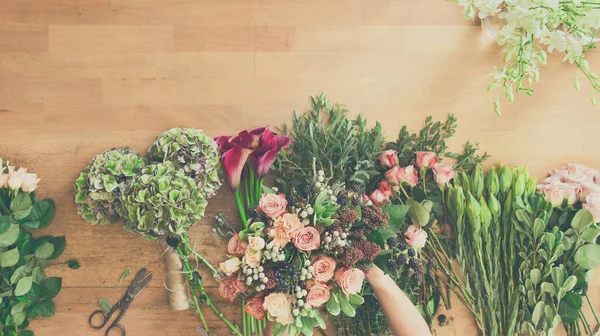 Çiçekler Teslimat üstten görünüm. Sipariş oluşturma, çiçekçide gül buket yapma çiçekçi.