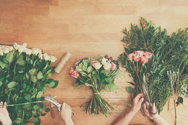 Çiçekçi gül buket siparişi oluşturma. Çiçekler Teslimat Dükkanı Üstten Görünüm.