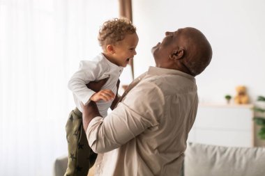 Neşeli bir Kara Büyükbaba küçük torununu kucağına alır. İki mutlu anı paylaşırlar kahkaha ve aşkla dolu, birlikte geçirdikleri hafta sonunun tadını çıkarırlar..