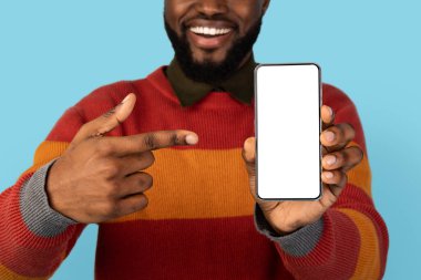 Mobil Teklif. Siyah akıllı telefonu işaret eden gülümseyen siyah adam, beyaz ekranlı genç Afrikalı Amerikalı erkek erkek görüntüsü, Yeni Uygulama ya da Kesilmiş Web sitesi,