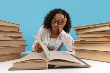 Yorgun, genç siyah bir kız öğrenci masasında bir yığın kitapla oturuyor. O bir ders kitabı okumaya odaklanmış, sıkılarak yaklaşan bir sınava hazırlanmaya çalışıyor..