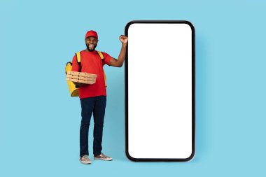 Büyük indirim. Siyah Pizza Teslimatçısı Beyaz Ekranlı Büyük Boş Akıllı Telefonun yanında Başarı Kutlaması, Afro-Amerikan Erkek Kurye Reklam Mobil Gıda Siparişi Uygulaması,