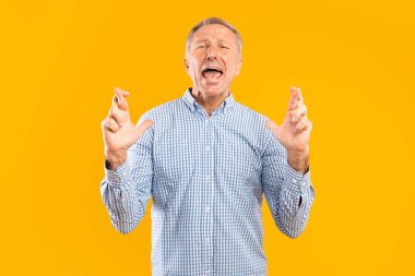 Umut dolu bir son sınıf öğrencisi şans diliyor. Parlak sarı-turuncu bir duvarın önünde dururken bir mucize için dua ediyor..