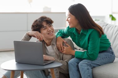 Neşeli bir Asyalı çift evde rahatlatıcı bir sabah geçiriyor. İnternette sörf yapmak ve film izlemek için dizüstü bilgisayar kullanıyorlar. Hafta sonları birlikte kaliteli zaman geçiriyorlar..