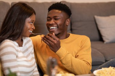 Çift evde romantik bir akşam yemeği yer, erkek arkadaşı da kız arkadaşına makarna yedirir. Birlikte eğleniyorlar, bu özel günde gülümsüyorlar ve flört ediyorlar..