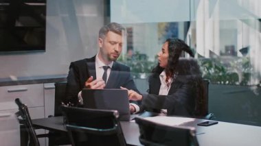 İki bin yıl önce şık bir şirket ofisinde konferans masasında bir tartışma yaşandı. Bir dizüstü bilgisayarı inceliyorlar, geri bildirim alışverişinde bulunurken veri ve fikirleri analiz ediyorlar..