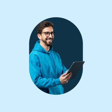 Bir adam mavi kapüşonlu kapüşonlu tabletiyle mutlu mesut meşgul. Arka plan denekle çelişiyor, neşeli tavırlarını geliştiriyor. Bu sahne modern teknoloji kullanımını yakalar..