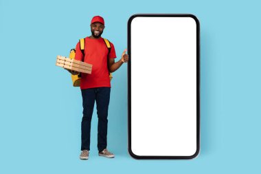 Beyaz ekranlı ve işaret parmağı havada, Afro-Amerikan Erkek Kurye Online Teklif, Model Görüntü, Kolaj,