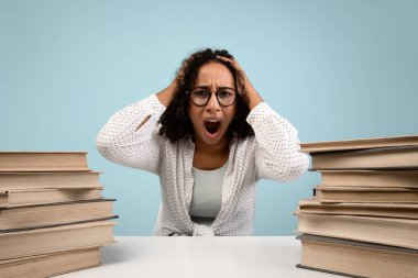 Siyah bir kız öğrenci bir masada oturuyor, bir yığın kitapla çevrili. Zor bir sınava hazırlanma stresi yüzünden kafasını tutuyor ve hayal kırıklığı içinde bağırıyor..