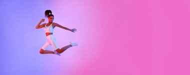 Atletik bir bayan spor yaparken havanın ortasında poz veriyor, beyaz spor giysiler giyiyor. Canlı, neon pembe ve mavi bir stüdyo arkaplanına karşı çekiliyor, bir yandan enerji ve hareket gösteriyor..