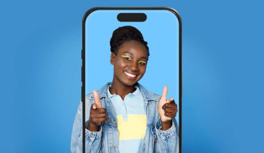 Parmakla poz veren neşeli bir ifadeyle genç bir kadının yer aldığı canlı bir kolaj. Parlak bir makyajı var ve koyu mavi bir arka plana karşı şık bir kıyafet giyiyor..