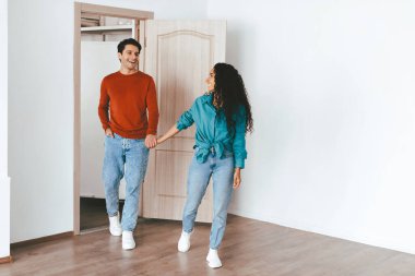 Neşeli bir çift yeni boş bir dairede el ele yürür. Heyecanlı ve mutlu görünüyorlar. Parlak, açık alandaki bağlantılarını ve deneyimlerini gösteriyorlar..