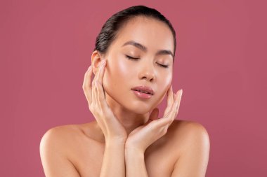 Şehvetli bin yıllık Koreli bayan mor bir stüdyoda sabah güzellik rutininin tadını çıkarıyor. Yüzüne kapalı gözlerle masaj yapar, parıldayan derisini ve içindeki sakinliği vurgular..