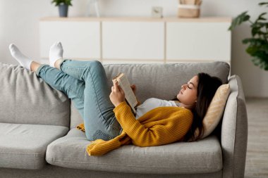 Sıcak bir oturma odasında, genç bir Arap kadın kanepeye uzanıp en sevdiği kitabı okuyor. Huzurlu bir pazar sabahı hikayeye kendini kaptırdı..