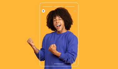 Neşeli bir birey coşkusunu gururlu bir gülümsemeyle ve yumruklarını kaldırarak gösterir. Canlı turuncu zemin, insanın enerjisini arttırır ve coşkulu bir kutlama anını yakalar..