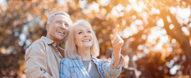 Aydınlık bir günde iki mutlu son sınıf öğrencisi parkta yan yana durur. Uzakta bir şeye işaret ederken neşeyle gülümserler, doğanın ve birbirlerinin arkadaşlığının tadını çıkarırlar..